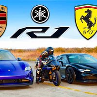 ¡Épico! La moto japonesa más bestia de Yamaha se enfrenta a un Porsche Taycan y un Ferrari de 1.000 CV. Y hay un claro ganador  