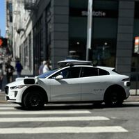 Waymo admite que sus robotaxis autónomos no siempre conducen solos. A veces “reciben ayuda” de sus trabajadores de Filipinas 