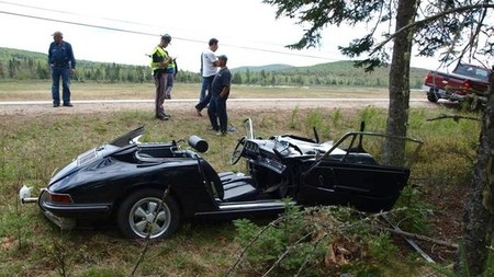Dolorpasión™: Porsche 911 de primera generación estampado contra un árbol