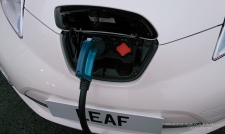 Nissan LEAF 2013 puertos de recarga CHAdeMO y SAE