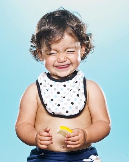 ¡Vaya caras! Retrato de niños comiendo limón