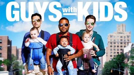 "Guys with Kids": una serie en la que los padres portean al revés
