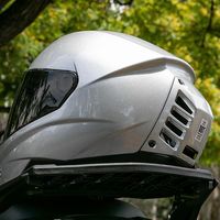 El primer casco de moto con aire acondicionado promete 12 grados menos, y cuesta 470 euros