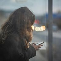 Las IA se han convertido en herramientas de acompañamiento contra la soledad. Para algunos investigadores es "comida basura"