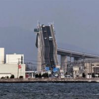 Este es el puente más inclinado del mundo y no necesita elevarse para que pasen los barcos por debajo