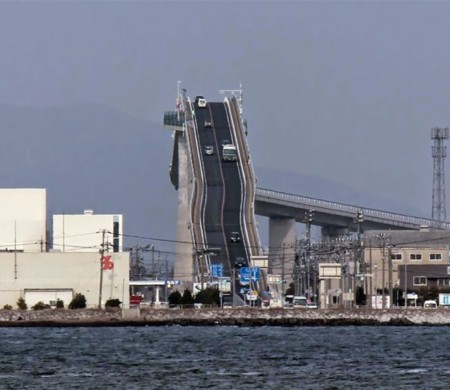 Este es el puente más inclinado del mundo y no necesita elevarse para que pasen los barcos por debajo