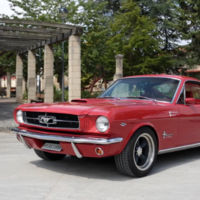 Este precioso Ford Mustang Fastback Restomod de 1965 circula por nuestras carreteras (vídeo)