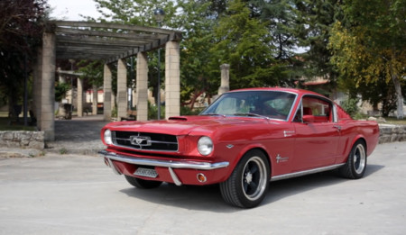 Este precioso Ford Mustang Fastback Restomod de 1965 circula por nuestras carreteras (vídeo)