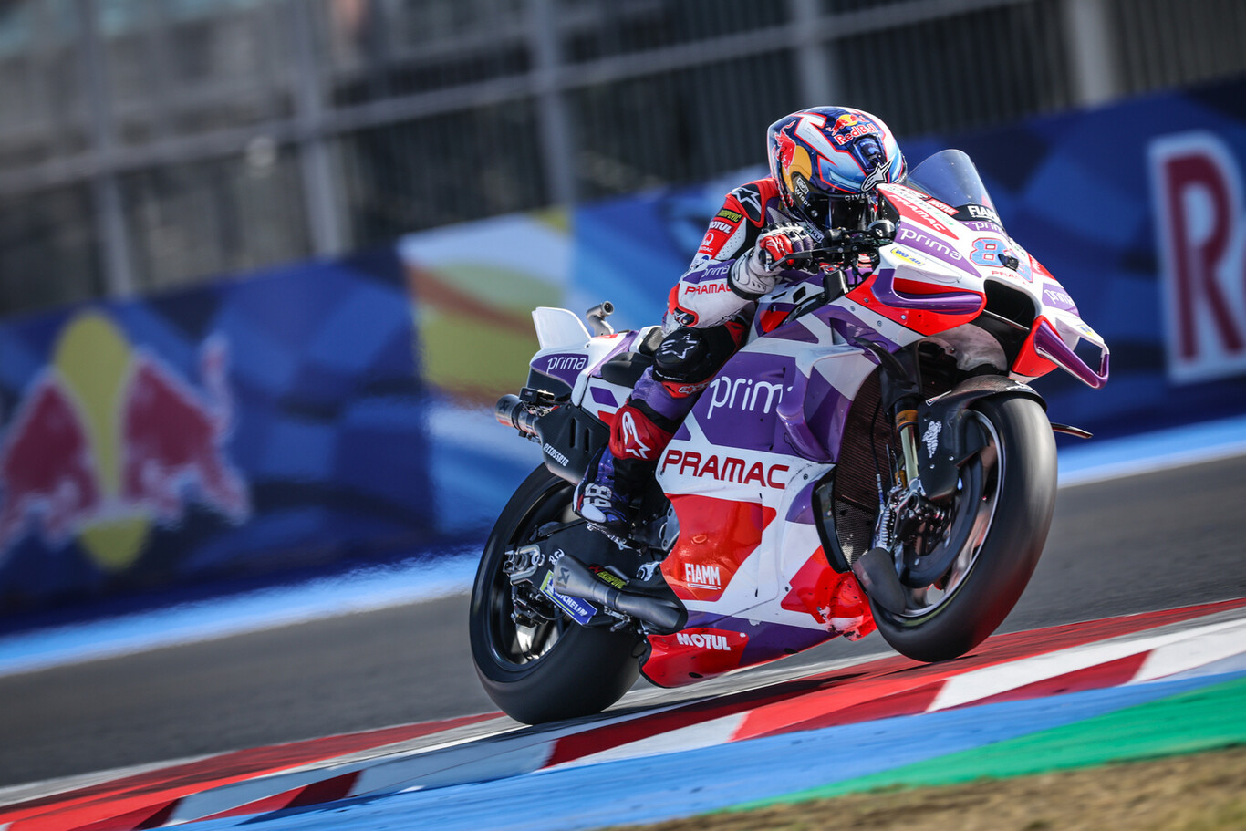 Jorge Martín comprime MotoGP ganando en Misano y Dani Pedrosa roza el podio como 'wild card'