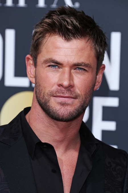 Chris Hemsworth se deja la corbata en casa para asistir a los Golben Globes 2018