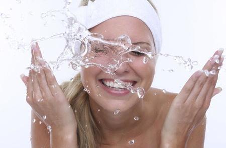 La limpieza del rostro también puede ser natural, pero eficaz