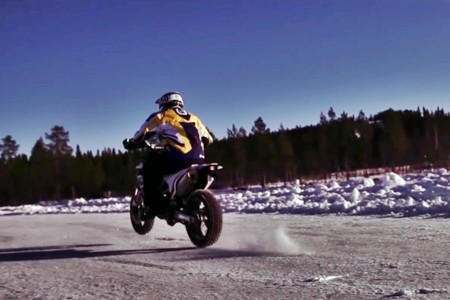 La Husqvarna 701 se acerca. Breve teaser sobre el hielo