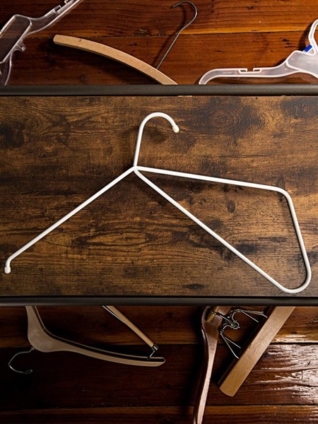 Conoce los ganchos 'Hanga', la pieza que revoluciona y cuida de tu ropa en el armario