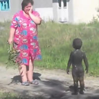 ¿Dejarías que tus hijos se revolcaran en el barro como los de este vídeo?