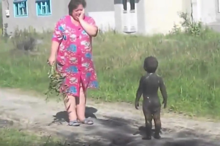 ¿Dejarías que tus hijos se revolcaran en el barro como los de este vídeo?