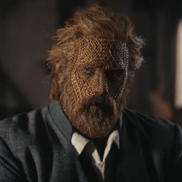 Es la película más loca del año sin discusión posible: Alexander Skarsgard se transforma por completo en el sensacional tráiler de 'Wicker'