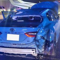 Conducía tranquilamente su Toyota por la autovía, hasta que una avioneta aterrizó en su techo. Salió viva de milagro 