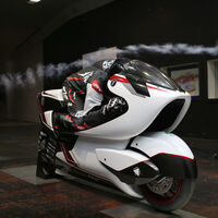 Sólo tiene 134 CV pero esta moto eléctrica extrema quiere superar los 400 km/h confiando en un agujero que la atraviesa