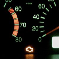 Mi coche lleva meses con el “check engine” encendido, pero funciona bien. ¿Puede pasar la verificación? 