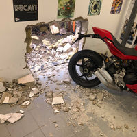 ¡Sorpresa! Unos ladrones hacen un butrón y se encuentran una Ducati Panigale V4 R