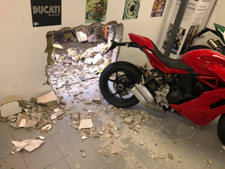 ¡Sorpresa! Unos ladrones hacen un butrón y se encuentran una Ducati Panigale V4 R