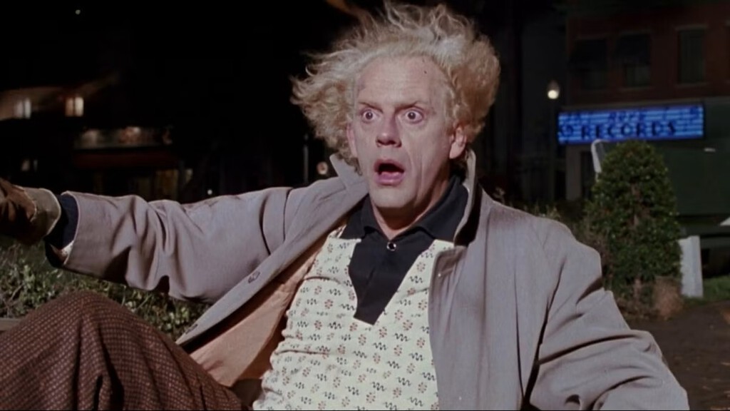 Pausa Volver al futuro en el minuto 24 con 33 segundos, y verás a un monstruo proveniente de otro clásico del cine de horror 