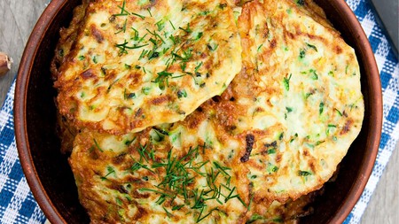 Cómo hacer tortitas de papa con brócoli, son crujientes por fuera y suaves por dentro: llevan un ingrediente secreto