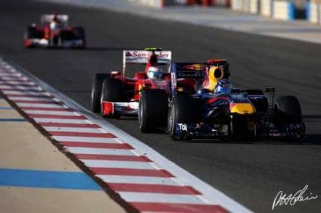 Vettel y Alonso luchan en cabeza en Bahrain