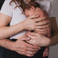 Nueve mitos absurdos sobre la crianza en brazos que todos repiten pero no tienen fundamento 