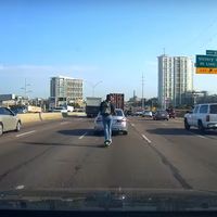 Negligencia nivel: con un patinete eléctrico en autovía, cruzando seis carriles y con los cascos puestos