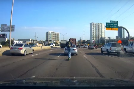 Negligencia nivel: con un patinete eléctrico en autovía, cruzando seis carriles y con los cascos puestos