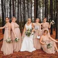 La divertida fotografía viral de una novia con sus damas de honor, donde una de ellas aparece extrayéndose leche