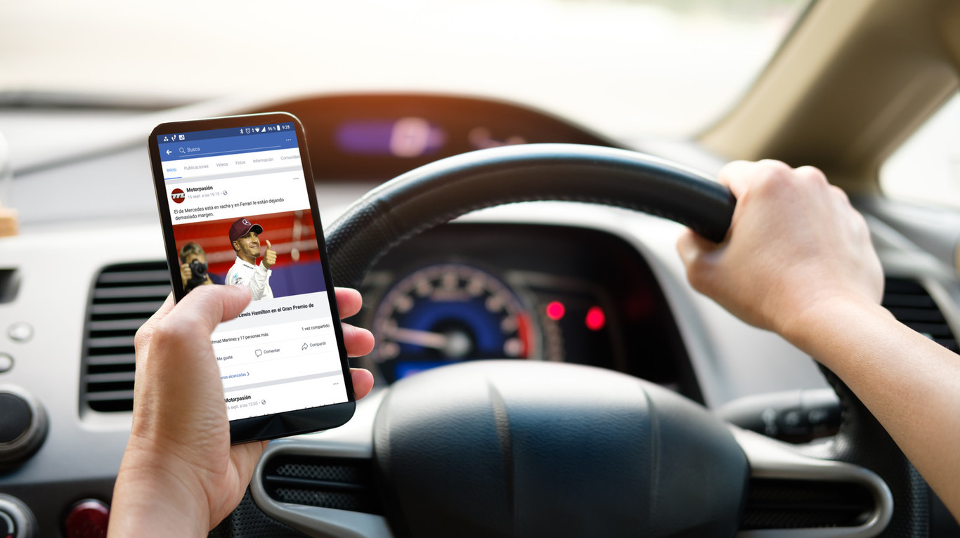 Atención y distracción en el coche: lo que DGT no suele explicar sobre el uso del móvil durante la conducción