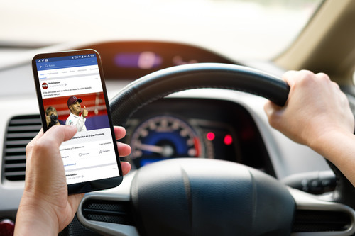 Atención y distracción en el coche: lo que DGT no suele explicar sobre el uso del móvil durante la conducción