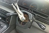 Bricopasión™: No, no se puede conducir un coche con alicates de presión