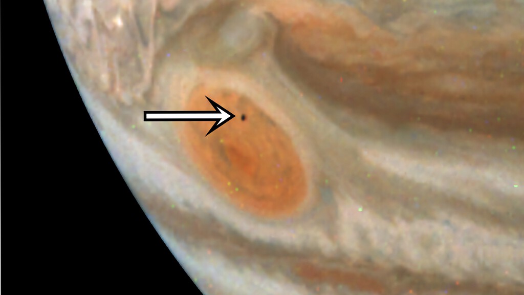 Este es el objeto más rojo de todo el sistema solar. Nos referimos a la bolita que está pasando por delante de Júpiter