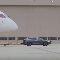 ¿Puede un Tesla Model X remolcar un Boeing 787 Dreamliner de más de 117 toneladas? Vaya que si puede...