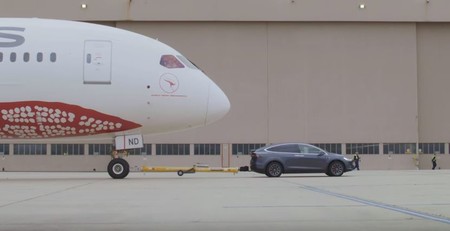 ¿Puede un Tesla Model X remolcar un Boeing 787 Dreamliner de más de 117 toneladas? Vaya que si puede...