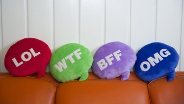 Emoji & Chat pillows de Throwboy, los cojines que te ayudan a expresarte