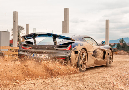 Este Rimac Nevera va a acabar estampado contra un muro, pero se lo ha pasado en grande derrapando en barro