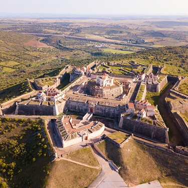A este pueblo a menos de media hora de España lo llaman la Segovia portuguesa, pero su acueducto monumental es aún más impresionante