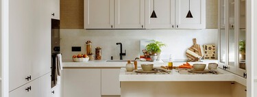 Lidl tiene un organizador de trapos que se cuelga de las puertas sin taladros y es ideal para ordenar cocinas pequeñas