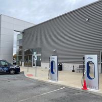 Hoy, en parecidos razonables: los cargadores para coches eléctricos de Ford y su diseño 'inspirado' en los Supercharger de Tesla