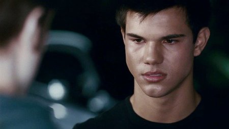 Taylor Lautner le da la patada a Lily Colllins para poder pendonear a gusto