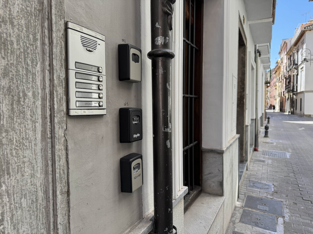 Si buscas un piso turístico en Andalucía, ahora todo será más difícil. Granada ya da los primeros pasos para limitarlos