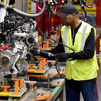 Ford paga 120.000 dólares al año a sus mecánicos, y aun así tiene miles de vacantes sin cubrir. El motivo: un problema cada vez más grave en EEUU