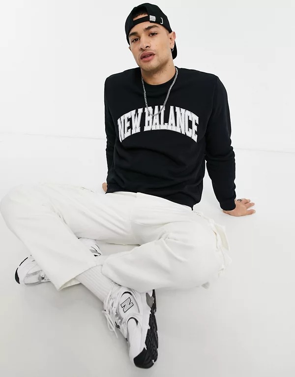 Sudadera negra con diseño universitario de New Balance