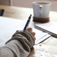 Letra curvada para a direita ou T sem traço: o que a sua escrita diz sobre você? 