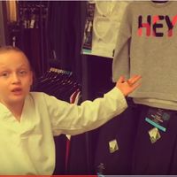 La reacción de una niña al ver el sexismo en la ropa infantil, un enfado muy razonado que se ha hecho viral