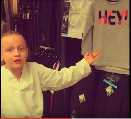 La reacción de una niña al ver el sexismo en la ropa infantil, un enfado muy razonado que se ha hecho viral